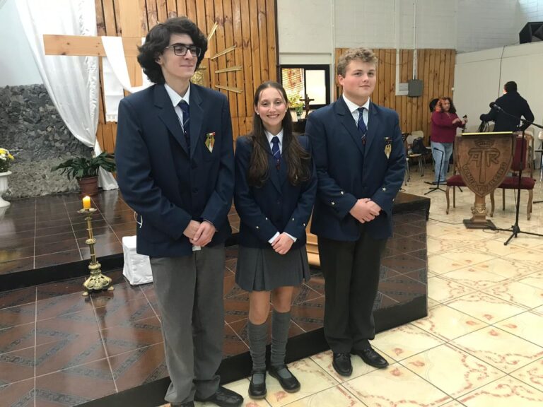 Alumnos reciben Confirmación