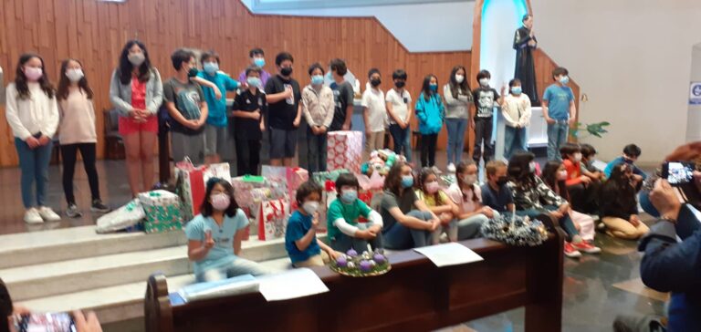 Alumnos de la Scuola, de la rama de Catequesis, participan en la entrega de 40 Regalos