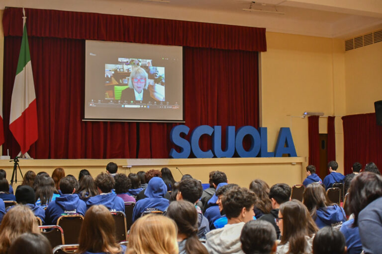 Estudiantes de 3º y 4º medio participan en charla de la Università degli Studi di Udine