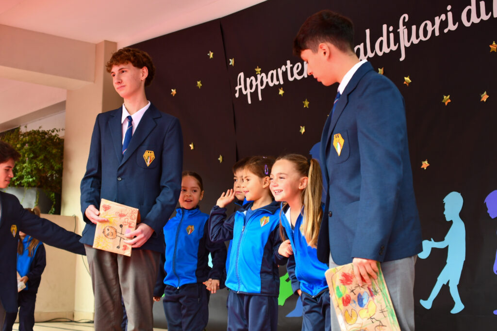 La Scuola celebra sus 92 años y realiza tradicional ceremonia de intercambio de piochas