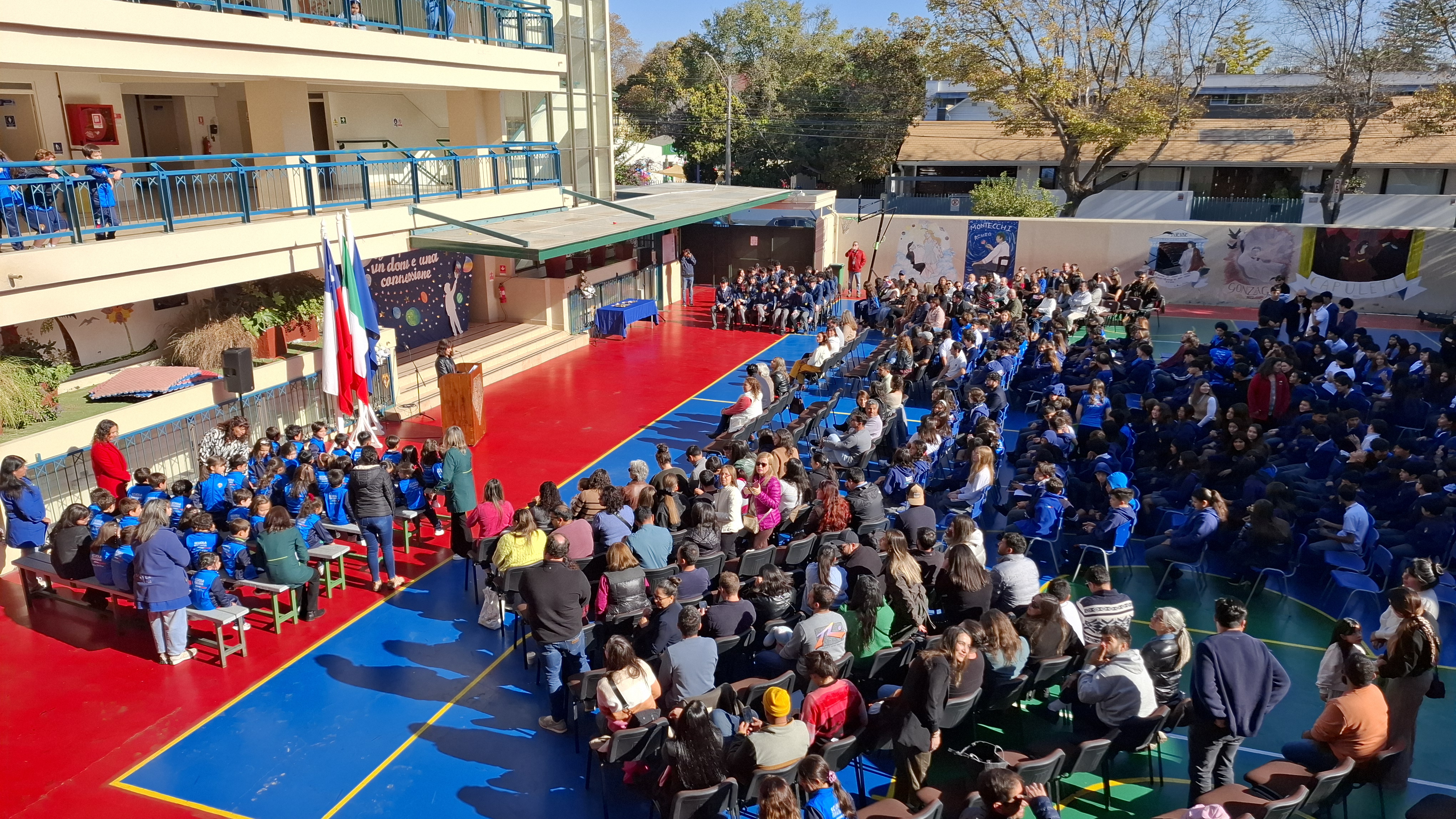 Comunidad escolar reunida en una actividad institucional de la Scuola Italiana