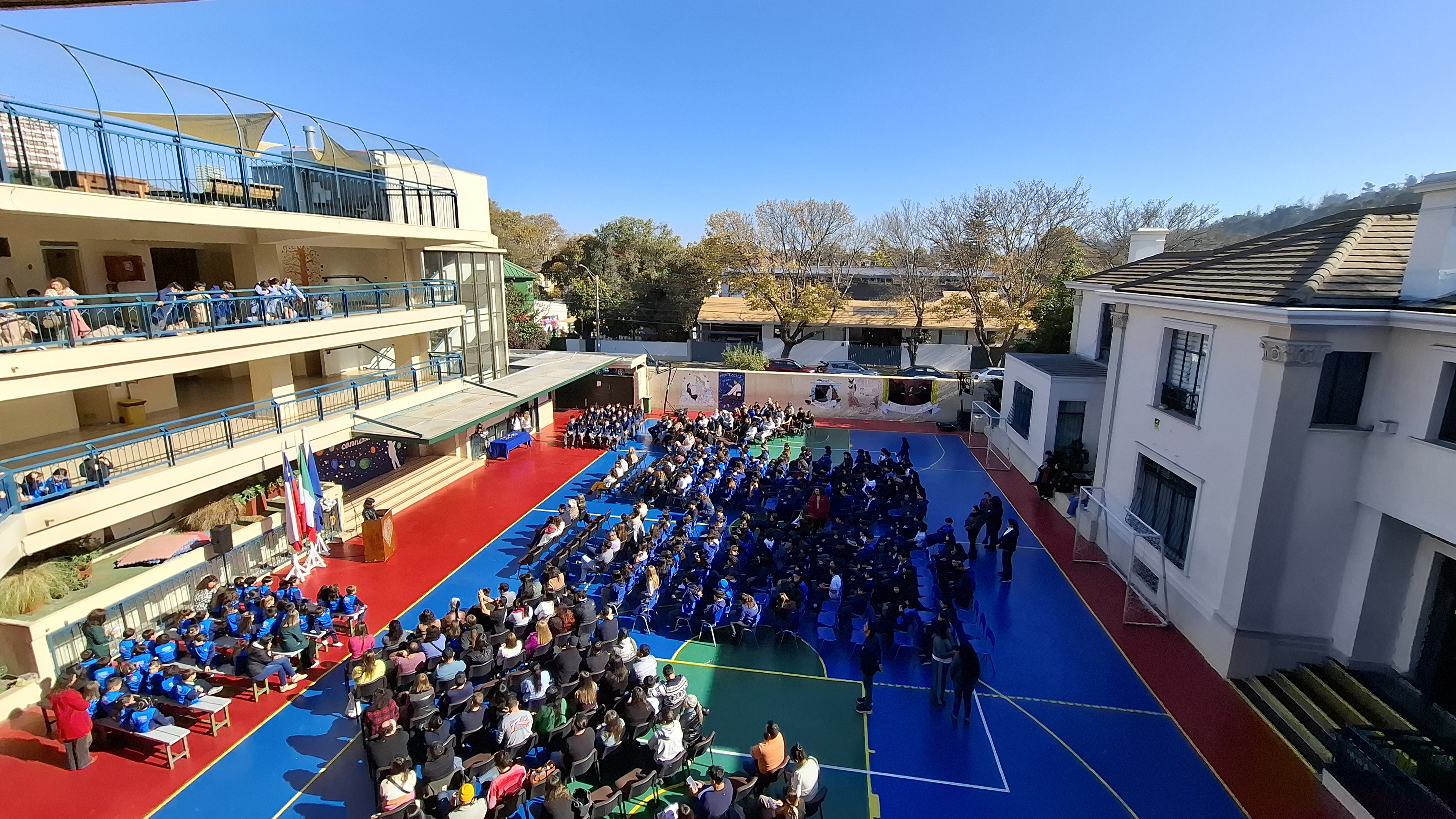 Comunidad de la Scuola Italiana Arturo Dell’Oro en sus instalaciones