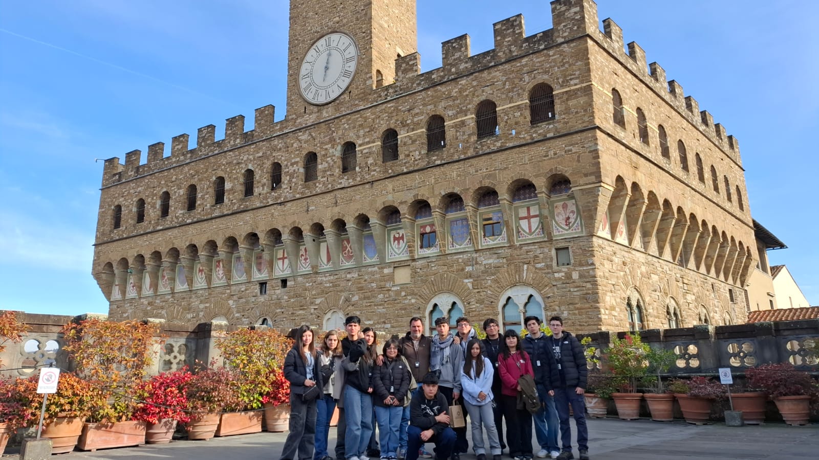 Estudiantes de la Scuola Italiana frente a un edificio histórico italiano