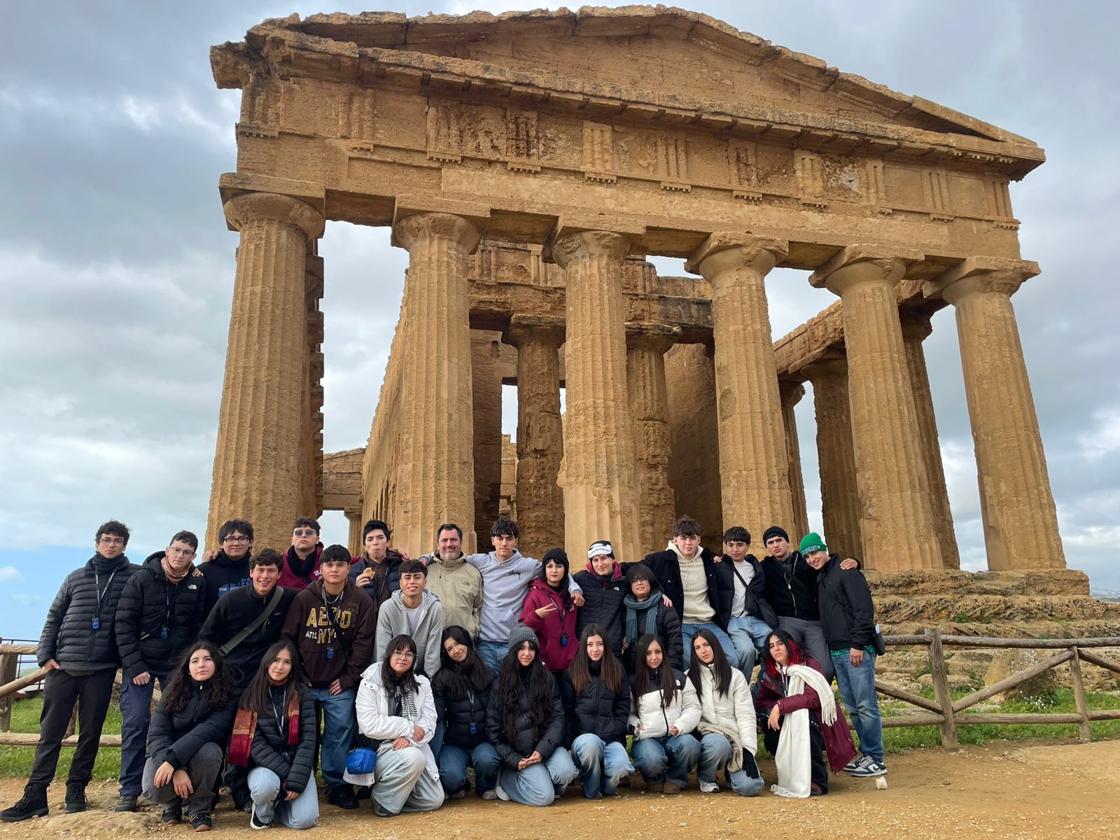 Estudiantes de la Scuola Italiana en un sitio arqueológico de Italia