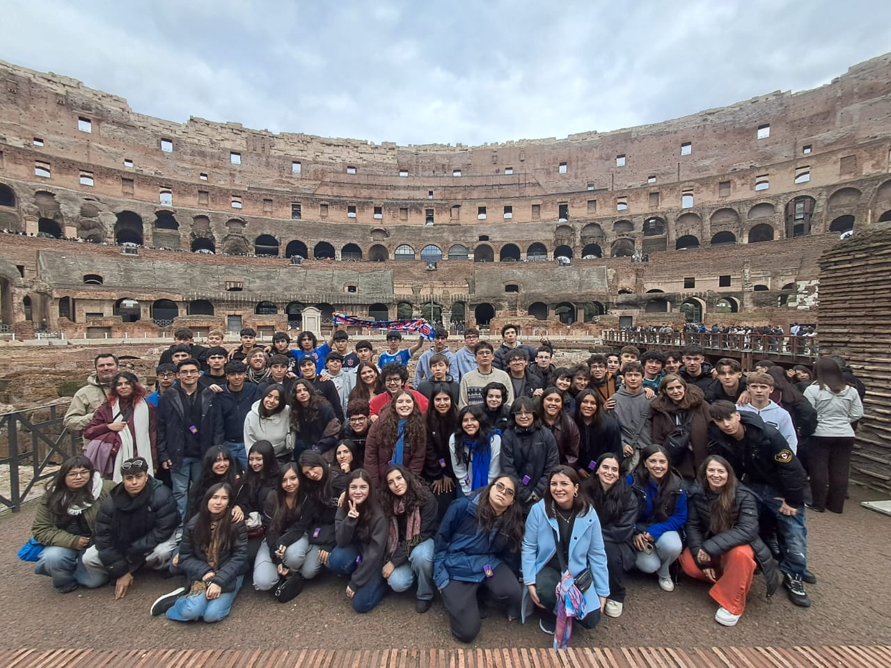 Delegación de estudiantes en el Coliseo de Roma