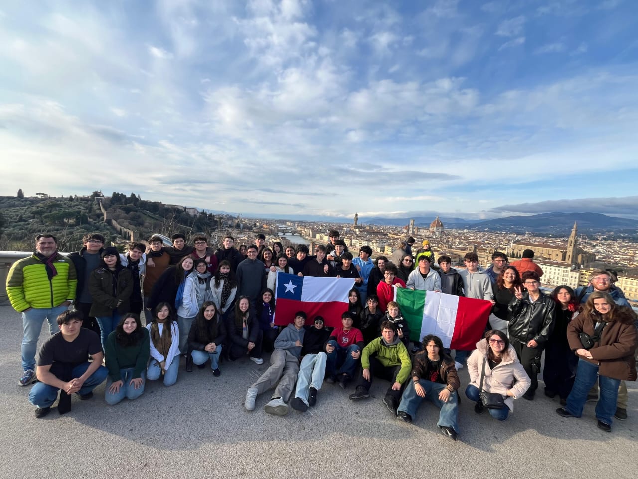 Estudiantes de la Scuola Italiana en Italia junto a las banderas de Chile e Italia
