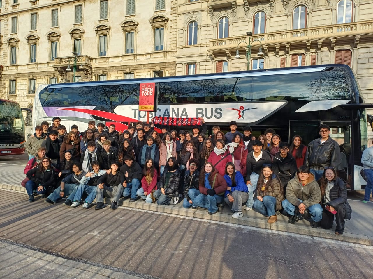 Estudiantes de la Scuola Italiana junto a un bus durante su viaje por Italia