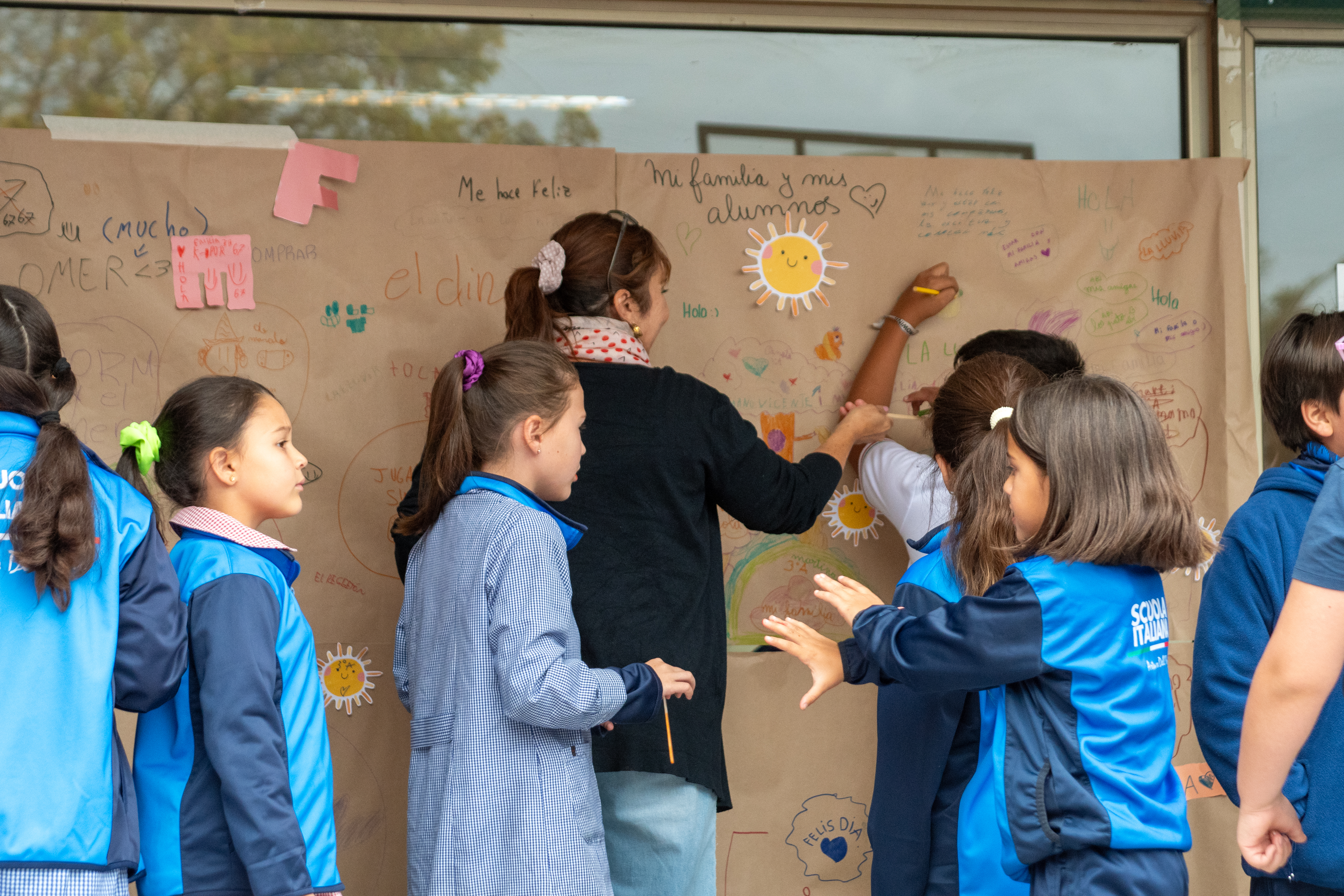 Estudiantes de la Scuola Italiana participando en una actividad escolar